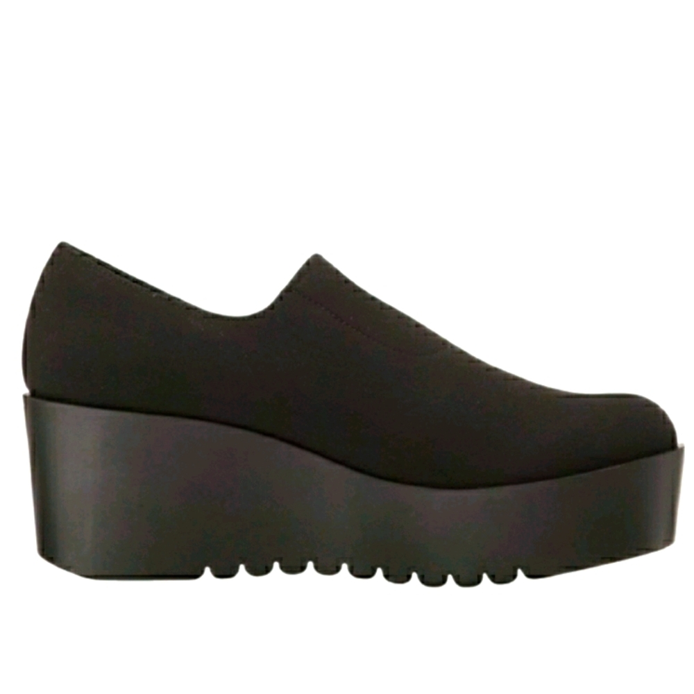 Black Cape platform Donald Pliner size 9 M shoes